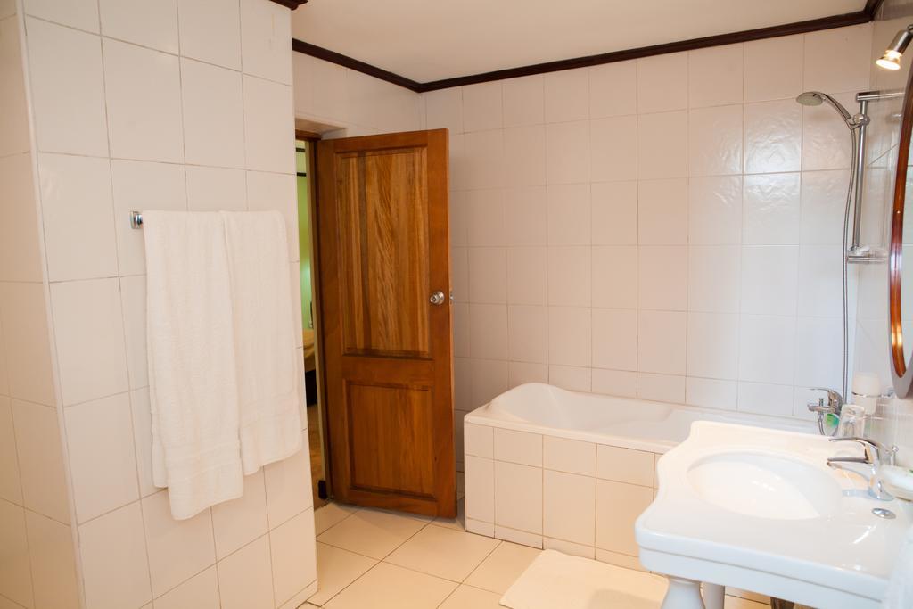 Gorillas Volcanoes Hotel Рухенгери Номер фото