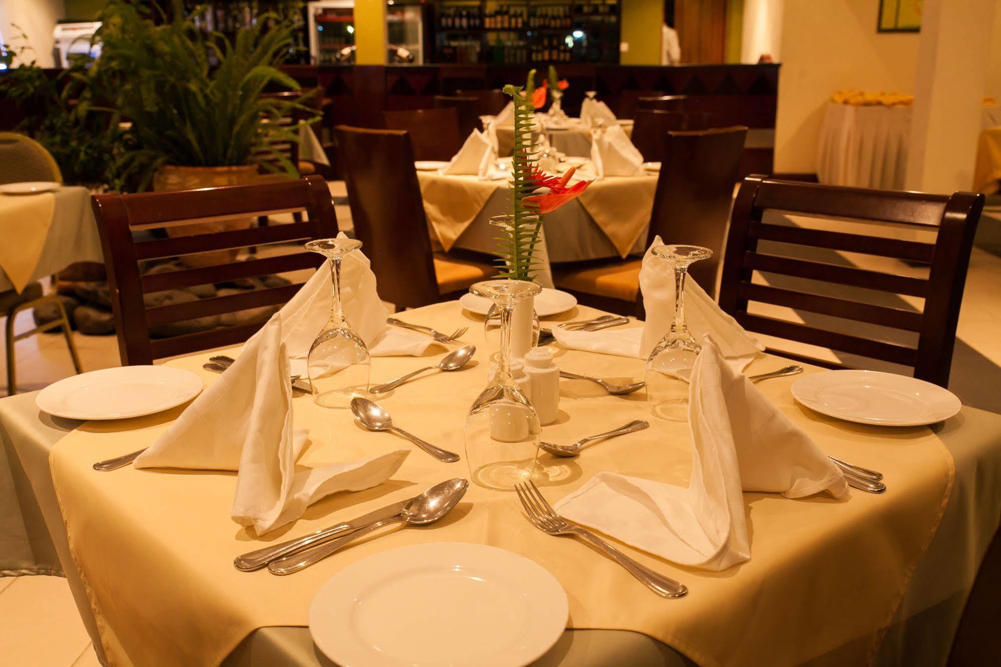 Gorillas Volcanoes Hotel Рухенгери Экстерьер фото